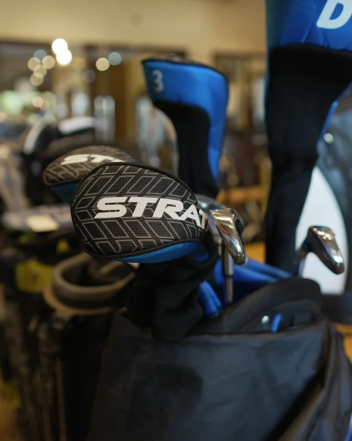 A blue Callaway Strata complete set standing in its matching stand bag
