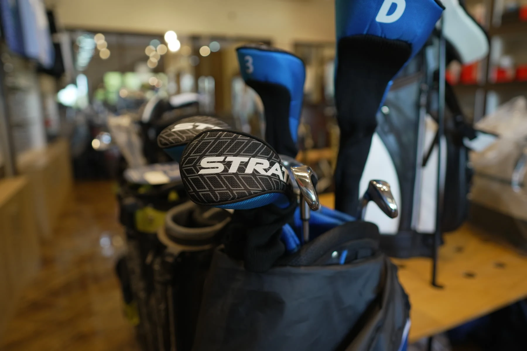 A blue Callaway Strata complete set standing in its matching stand bag